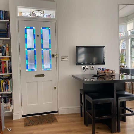 Appartamento Interior Designed Flat Near Kew Botanical Gardens Londra Esterno foto